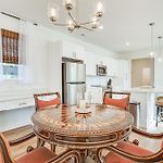 Charming Charlotte Townhome: 6 Mi To Downtown!