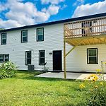Comfy Spacious Lower Lvl Apt Near Uptown, Noda & Unc