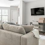 Landing Modern Apartment With Amazing Amenities