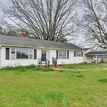 Cozy Charlotte Home W/ Fire Pit ~ 6 Mi To Uptown!