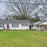 Cozy Charlotte Home W/ Fire Pit ~ 6 Mi To Uptown!