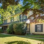 4Bd Contemporary Home With Bbq, Game Room