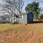 Renovated Charlotte Bungalow - 3 Mi To Downtown!