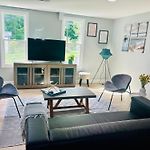 Comfy Spacious Lower Lvl Apt Near Uptown, Noda & Unc