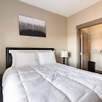 Uptown Stay And Adventures With Pool, Bars & Shops