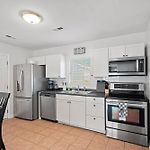 Cozy 4Br Home Near Uptown -King Bed- Jacuzzi