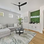 Modern 4Br Retreat In Uptown!