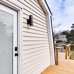 6 Mi To Spectrum Center: Spacious Getaway W/ Deck