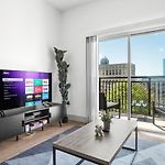 Midnight Marvel - Amazing City Views, Free Parking