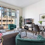 Uptown Luxury - Top Floor King Suite, Free Parking