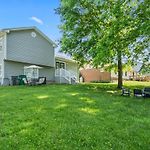3Br Gem! Home Theater With Large Yard! 5 Miles To Airport And Uptown! Free Parking! Pets Ok!