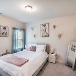 Stylish 3Br Home In Clt, Close To Downtown, Airport, Wfh & Parking & Family Friendly & Business Ready