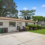Backyard, Game Room, 15 Min To Downtown & Unc