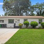 Backyard, Game Room, 15 Min To Downtown & Unc