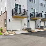 2 Mi To Uptown Charlotte: Townhome W/ Balconies!