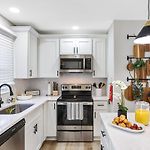 Luxe 3 Bedroom Sleeps 6, With Backyard Oasis