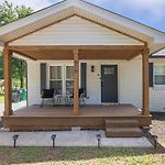 Luxe 3 Bedroom Sleeps 6, With Backyard Oasis