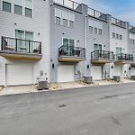 2 Mi To Uptown Charlotte: Family Townhome!