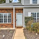 Chic Charlotte Townhome W/ Community Pool