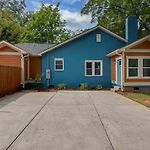 4 Bedroom Home With Hot Tub, Corn Hole, & Smart Tv! Minutes To Uptown, Airport, Dining And Entertainment -