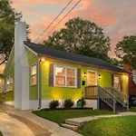 Stylish 4Br Haven: Serene Backyard And Fire Pit