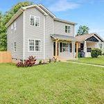 Stylish Queen City Getaway In Camp North End