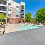 Gorgeous Uptown Apartment With Pool