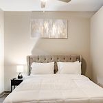 Cozy Uptown Apartment With Gym And Swimming Pool