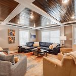 Stylish Noda Gem Hot Tub, Games And Walk To Dining