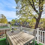 Vibrant And Cozy 2Br Near Uptown With Balcony