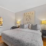 Bright And Restful 2Br Near Uptown With Balcony