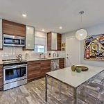 Spacious Condo With Easy Access To Uptown