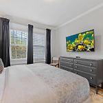 Bright And Restful 2Br Near Uptown With Balcony