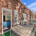 Vibrant And Cozy 2Br Near Uptown With Balcony