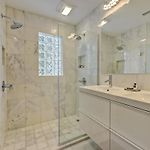 Spacious Condo With Easy Access To Uptown