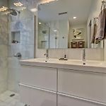 Spacious Condo With Easy Access To Uptown