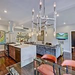 Modern 2Br Condo With Sunroom Near Uptown