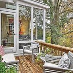 Modern 2Br Condo With Sunroom Near Uptown