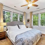Light Filled 2 Bedroom In Myers Park With A Porch