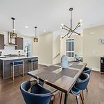 Modern 4-Story 3-Br Townhome With Rooftop Lounge