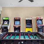4 Kings-1 Queen-Gameroom-Lounge-Luxury Home-4K1Q2T