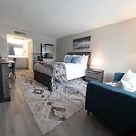 Lux Mins To Atrium Health And Downtown Airport