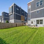Modern 4-Story 3-Br Townhome With Rooftop Lounge