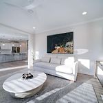 Luxury 4Br Escape - Premium Modern Comfort