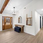 4 Kings-1 Queen-Gameroom-Lounge-Luxury Home-4K1Q2T