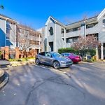 1 Mi To Boa Stadium! Walkable Condo W/ Porch