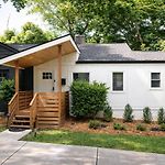 Hpthe Bungalow Spectrum Bojangles Fenced Yard Dog