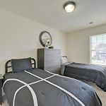 5 Mi To Uptown Charlotte! Family Retreat W/ Yard