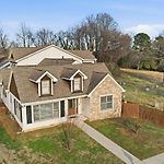 Rest And Rally Retreat 5Br