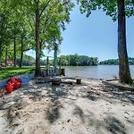 Castaway Cove 5 Bed Lake Retreat Fire Pit Hot Tub!